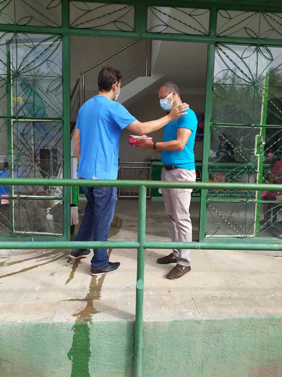 Camacã: Prefeito Paulo do Gás recebe funcionários com bombons
